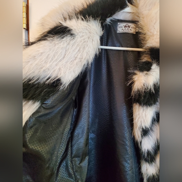 Faux Fur Zebra Print Mid Length Coat 2X - Picture 3 of 5